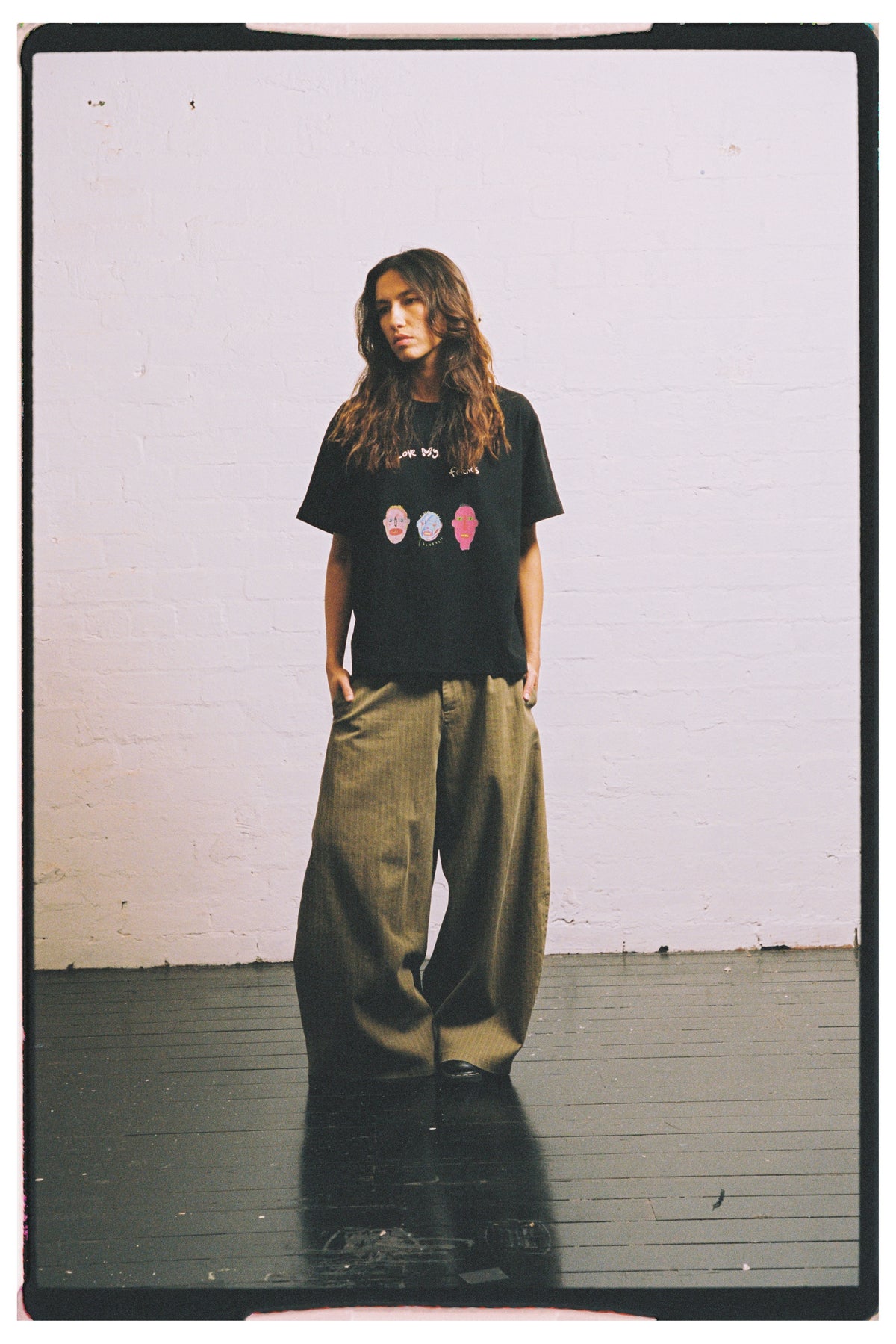 I love my friend tee on girl 